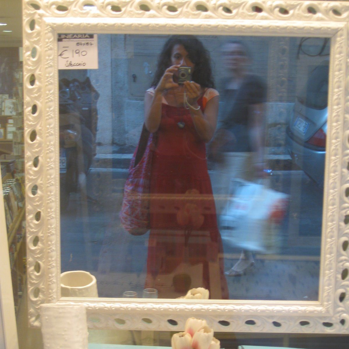 paints desolate and people in a room with multiple easels. This is what I would have written. Sei dipinti di paesaggio des...