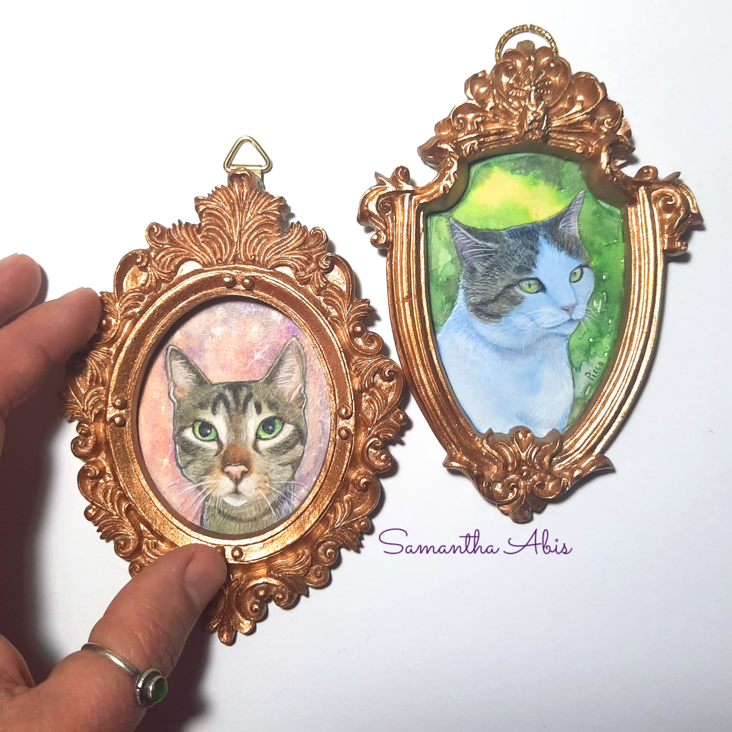 paints desolate and people in a room with multiple easels. This is what I would have written. Sei dipinti di paesaggio des...